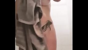 Petit extrait de la vid&eacute_o du mercredi. Une bonne douche apr&egrave_s le sport. Tu ...