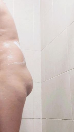 She Bathes and Masturbates and Records Herself to Send It to Her Lover