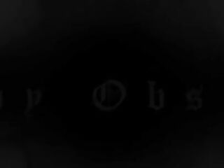 Coppia italiana fa sesso anale rumoroso in una jacuzzi gotica