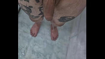 TOMANDO BANHO GOSTOSO, QUER SE JUNTAR?