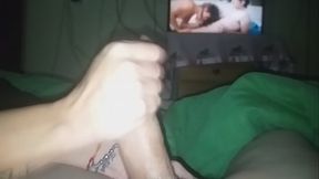 mi esposa me encuentra viendo porno y decide hacerme la paja ella hasta sacarme semen FULL VIDEO