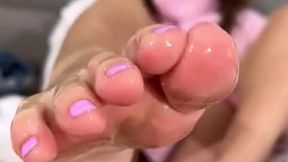 Brunette babe Riley Reid shows off her hairy pussy in a 60FPS homemade clip