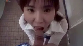 Shiori Kamiya chupando polla en el baño