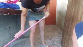 minha esposa saiu e a empregada baixinha gostosa pegou meu pau e colocou dentro dela na &aacute_rea de casa
