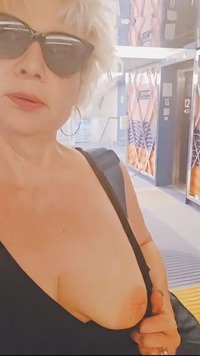 I&#039;m looking for a stranger with a big cock to fuck my mature slut pussy