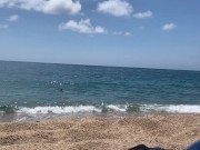 Intento hacerme una paja en playa nudista, en Barcelona, voyeurs mirando. Ep. 1