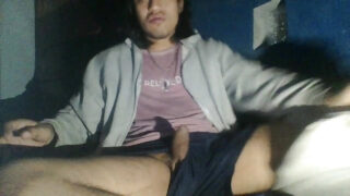 Um cara amador, urso, se masturba sozinho e acaricia seu grande pênis antes de um jovem garanhão o foder analmente.