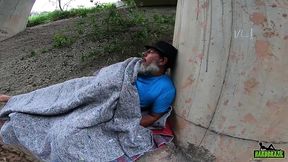 na caminhada para casa evangelica encontra mendigo de baixo da ponte e faz caridade - mary redqueen - sandro lima