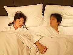 08D2022-A Legal-age man who invites a mature woman to a hotel and fucks with a creampie