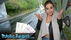 Public Sex Cutie mit einem unverschämt sexy Körper fickt einen Fremden