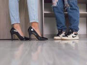 AGENTE INMOBILIARIA! Le come el coño hasta chorrearlo a escondidas de su novia