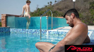 Danny Fantasy bacia e succhia cazzi enormi prima di una scopata cruda all'aperto senza sella