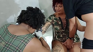 Não resisti ao tesão e acabei tomando e leite quente pau enquanto era tatuada