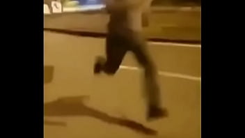 travesti correndo ao som de ningu&eacute_m aguenta mais meme com alguma coisa acontecendo ao som de alguma coisa velho, para com essa merda caralho. &gt_:(