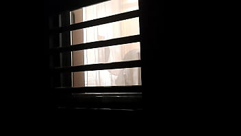 Vizinha s mostra paramim na janela
