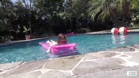 Jonni Hennessy′s Pussy Filled with Cum from a Big Cock