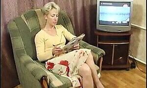 Rijpe blonde hoer in lingerie krijgt anale seks