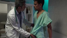 o medico maduro engolindo leite pelo cu e pela boca