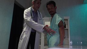 o medico maduro engolindo leite pelo cu e pela boca