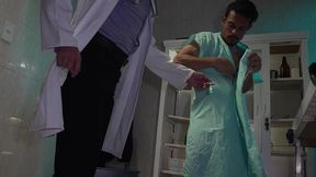 o medico maduro engolindo leite pelo cu e pela boca