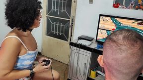 sofie lollipop perdeu no video game pro carmona teve que chupar o pau dele ate ele gozar na boca dela