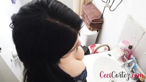 Mi Roomie in the Bathroom Taking a Shower