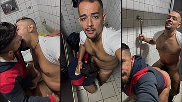 Sexo dentro do banheiro - 02