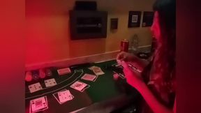 Linda Chica pierde apuesta y ahora tiene que pagar.