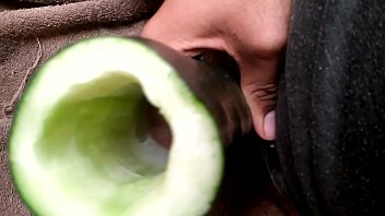 Jugando con un pepino &#039_, : 3