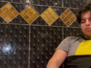 Joven tonto masturbándosela en un baño completo🔥
