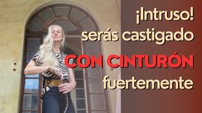 Mistress Nicole pilla un esclavo intruso y le castiga fuertemente con su cinturón