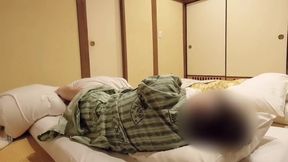 親にナイショの教え子との温泉旅行で寝る前の締めの一発で中出し 〜はだけた浴衣から覗く女子大生の生乳〜