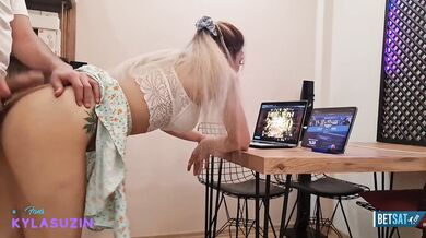 Kumarbaz yalnız yakalayınca domaltıp sikiyor