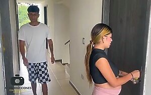 Ayudo a mi vecina embarazada a cambio de una rica follada y venida adentro de su cono.