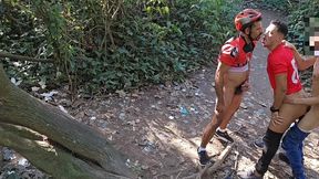 ciclista ve varios homens se pegando no parque e resolve participar #1