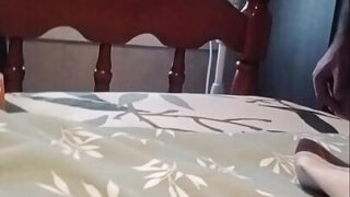 Sólové video dívky, jak si potetovaní Francouzi šukají vlastní zadek