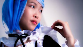 Wunderschönes chinesisches Dienstmädchen-Cosplayerin lutscht den Schwanz des Sohnes seines Meisters, um ihm beim Lernen zu helfen