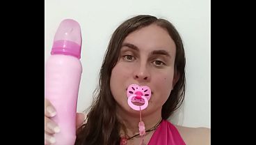 garota trans de chupeta e mamadeira