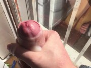 mientras me miran me pajeo en casa de un amigo