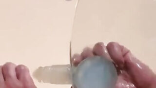 Mogen solokille hemmagjord video: hårig kille knullar sin egen röv med en stor dildo