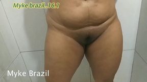 arrumei uma mulata e levi ela para minha casa agente transou muito com direito um poco de abal. ela pediu.pra me gosar na boca dela