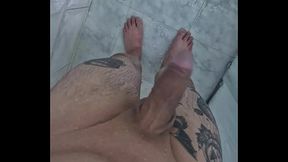 TOMANDO BANHO E BATENDO PUNHETA