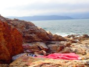 Spelen met een buttplug op het strand met Cum shot