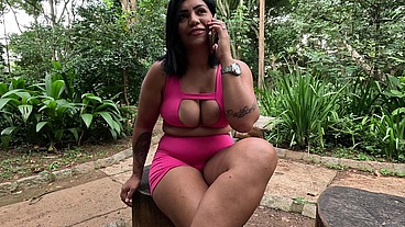 Histórias de uma Ninfomaníaca - Suando o shorts no parque escorrendo mel da bucetinha