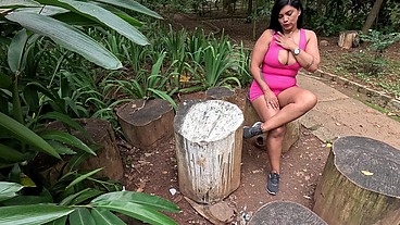 Histórias de uma Ninfomaníaca - Suando o shorts no parque escorrendo mel da bucetinha
