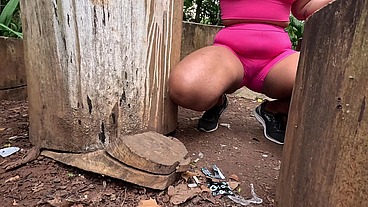 Histórias de uma Ninfomaníaca - Suando o shorts no parque escorrendo mel da bucetinha