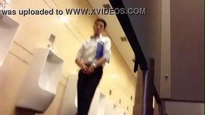 anh văn ph&ograve_ng sục cu trong toilet vincom