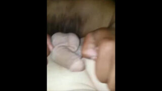 Schwarze und weiße schwule Kerle in intensivem, hartem, ungeschütztem Analverkehr