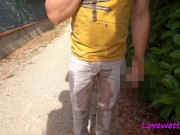 dans la rue ils pissent dans leur culotte en couple