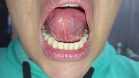 Gomitas por mi lengua. Primer plano.